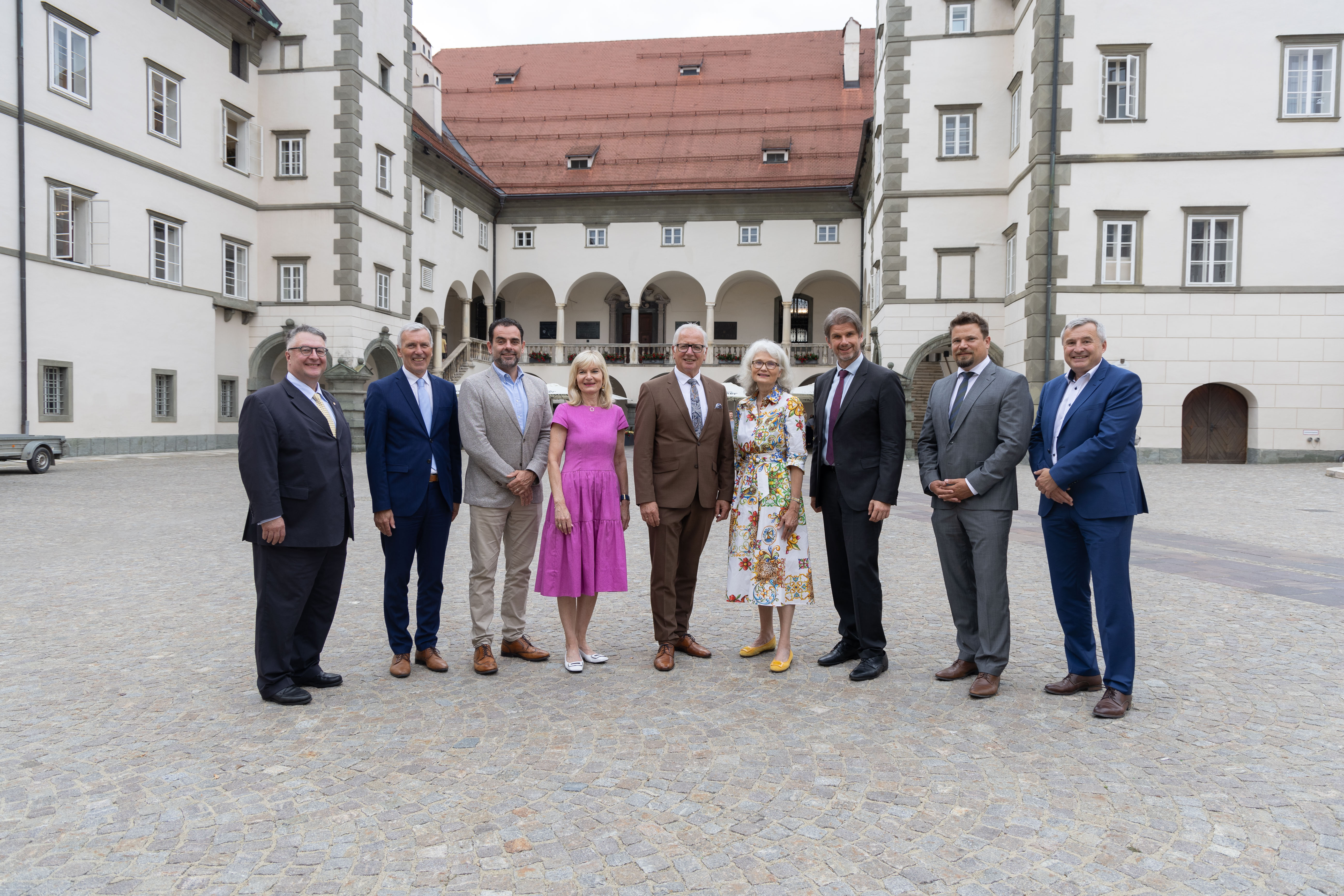 v. l. n. r.: Ludwig Hillinger (Salzburg), Heinz Drobesch (Steiermark), René Wenk (Burgenland), Brigitte Eggler-Bargehr (Vorarlberg), Reinhart Rohr, Edith Goldeband (Niederösterreich), Günter Bauer (Kärnten), Werner Sedlak (Wien), Rudolf Hoscher (Oberösterreich) © LPD Kärnten/Just