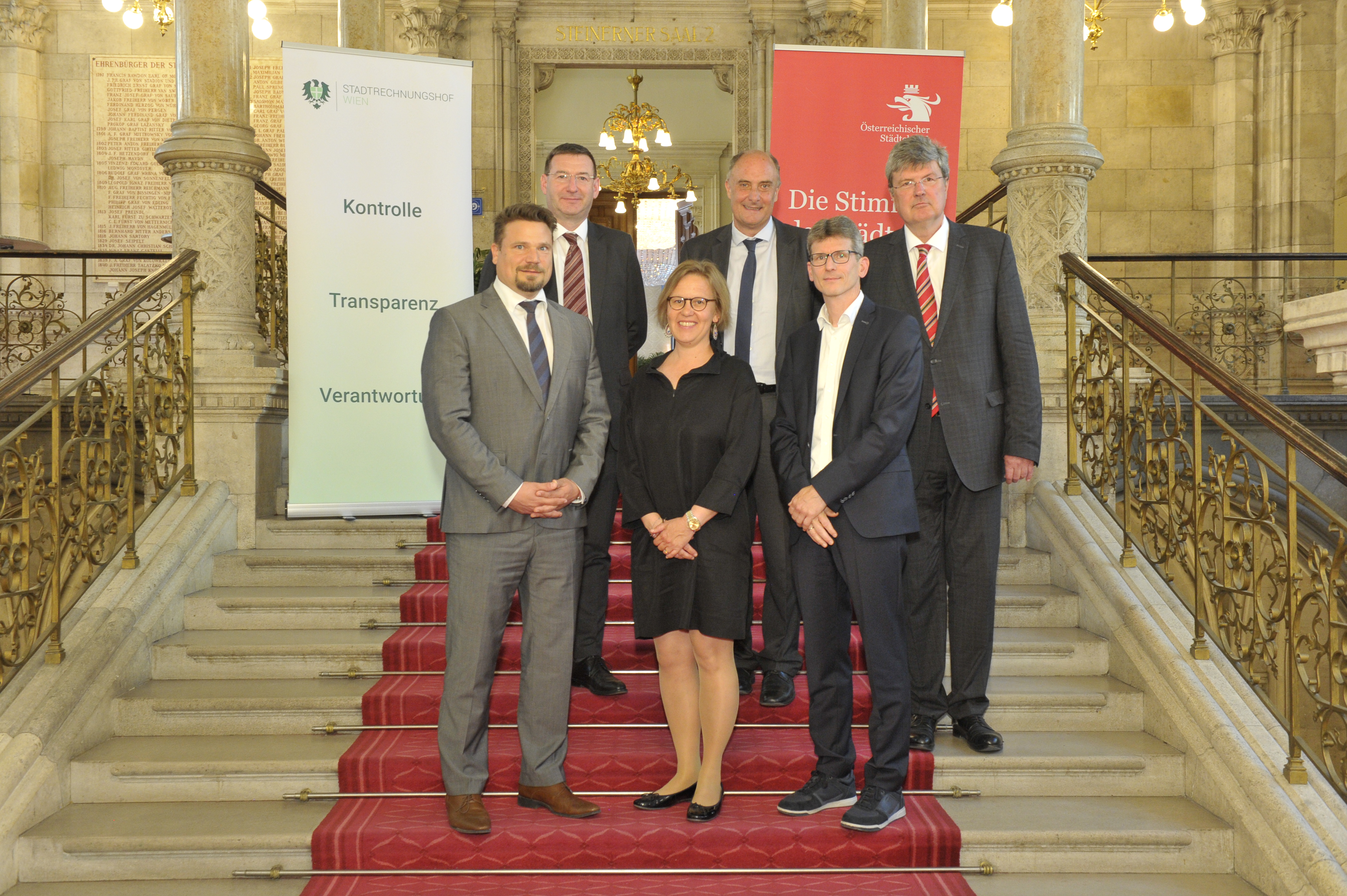 „Wiener Symposium 2024“ - v. l. n. r.: Werner Sedlak, Jens Michel, Verena Farré Capdevila, Peter Part, Bernhard Grossmann, Peter Biwald (© KOM/Schaub-Walzer)