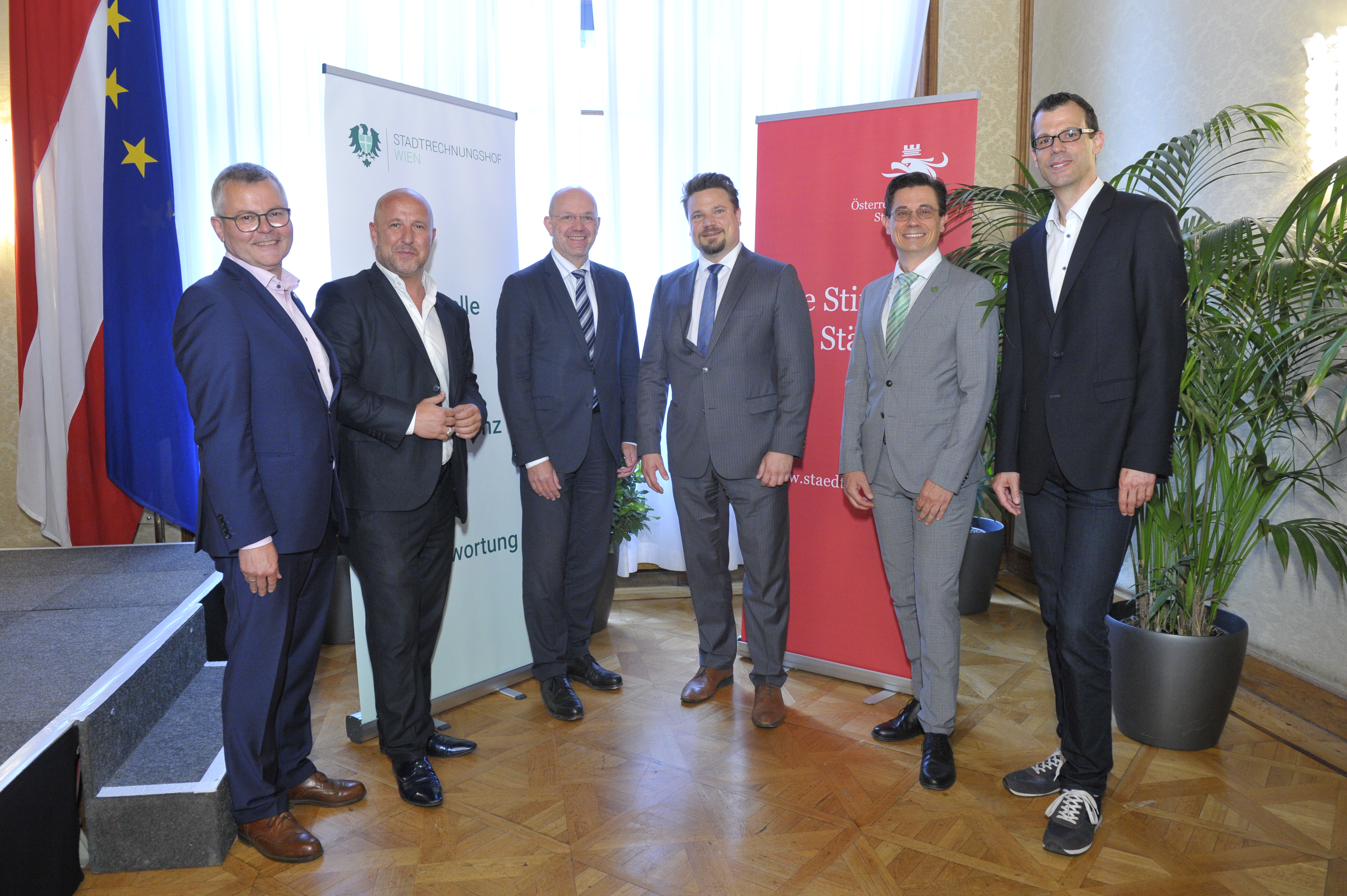 „Wiener Symposium 2023“ - v. l. n. r.: Franz Humer, Georg Manlik, Thomas Weninger, Werner Sedlak, Harald Gerstl, Gerald Schimpf © PID/Schaub-Walzer