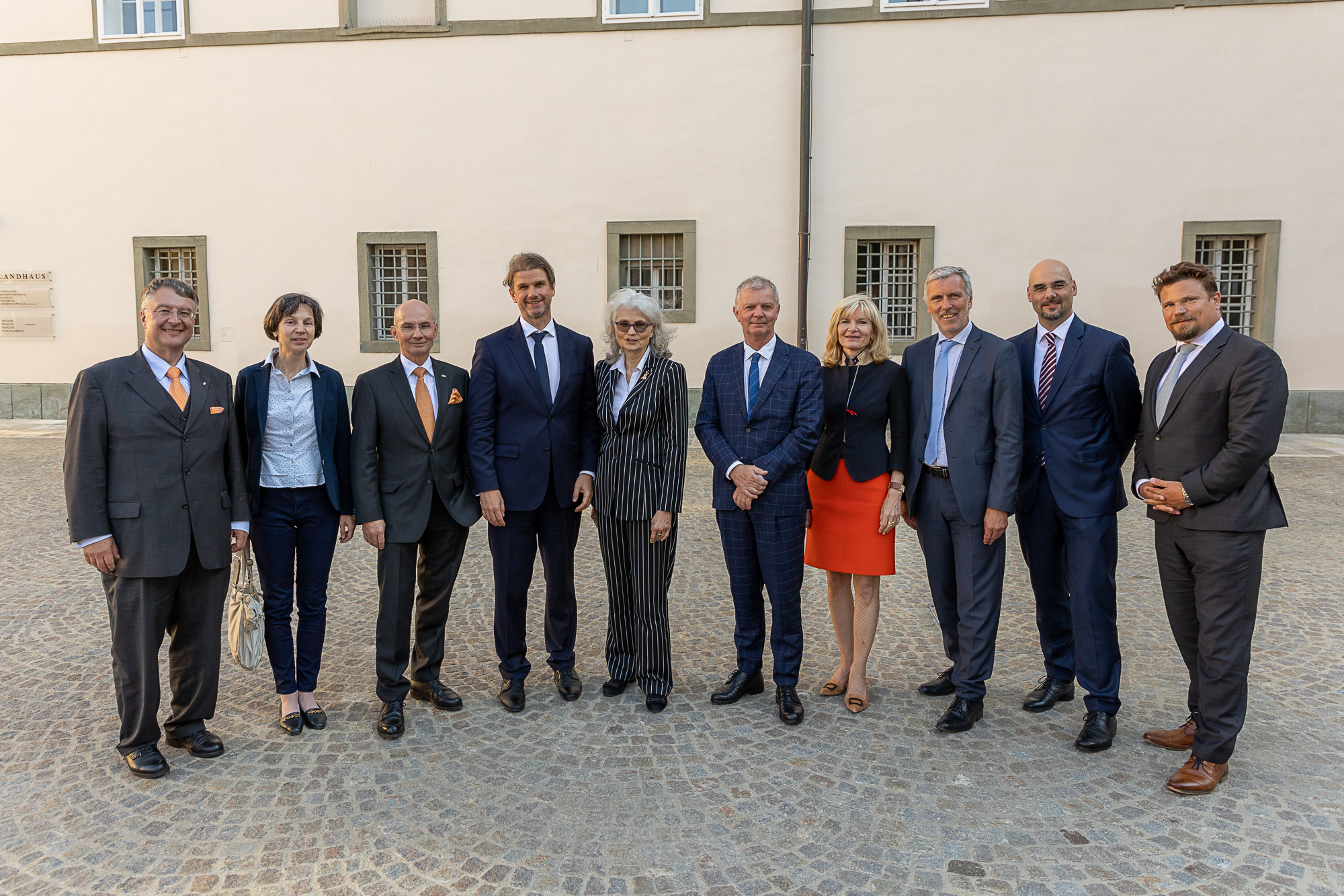 „Konferenz der Landesrechnungshöfe sowie des Stadtrechnungshofes Wien“ - v.l. n. r.:  Ludwig F. Hillinger (Salzburg), Barbara König (Rechnungshof), Friedrich Pammer (Oberösterreich), Günter Bauer (Kärnten), Edith Goldeband (Niederösterreich), Reinhard Krismer (Tirol), Brigitte Eggler-Bargehr (Vorarlberg), Heinz Drobesch (Steiermark), Andreas Mihalits (Burgenland), Werner Sedlak (Wien) © Kärntner Landesrechnungshof  