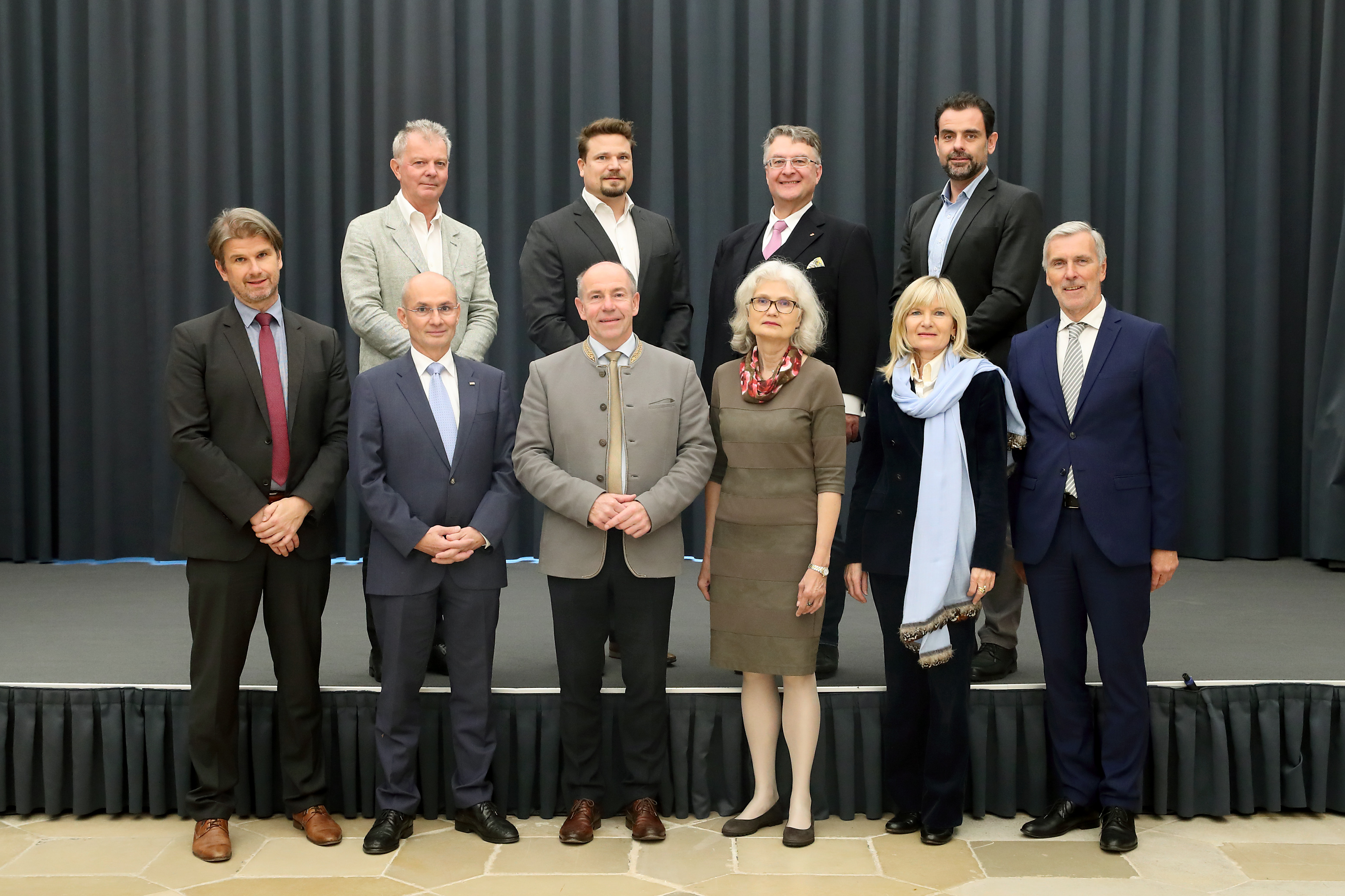 Jeweils v. l. n. r.: 1. Reihe.: MMag Günter Bauer, MBA (LRH Kärnten), Dr. Friedrich Pammer (LRH Oberösterreich), Maximilian Hiegelsberger (Präsident Oö. Landtag), Dr.in Edith Goldeband, (LRH NÖ), Dr.in Brigitte Eggler-Bargehr (LRH Vorarlberg), HR Mag. Heinz Drobesch (LRH Steiermark) 2. Reihe: DI Reinhard Krismer (LRH Tirol), Mag. Werner Sedlak, MA (StRH Wien), Mag. Ludwig F. Hillinger (LRH Salzburg), Mag. Dr. jur. René Wenk, MBA (LRH Burgenland) © Land OÖ/Denise Stinglmayr