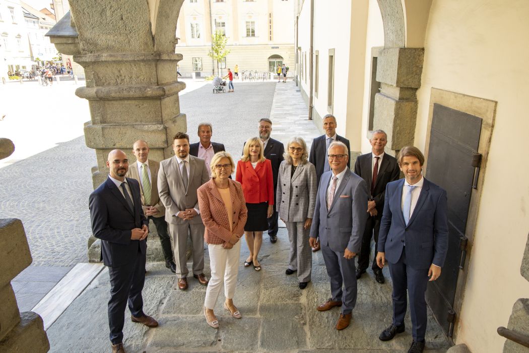 v. l. n. r.: Mag. Andreas Mihalits (Burgenland), Dr. Friedrich Pammer (Oberösterreich), Mag. Werner Sedlak (Wien), Mag. Viktor Cypris (Rechnungshof), Dr.in Margit Kraker (Rechnungshof), Dr.in Brigitte Eggler-Bargehr (Vorarlberg), Mag. Ludwig F. Hillinger (Salzburg), Dr.in Edith Goldeband (Niederösterreich), Mag. Heinz Drobesch (Steiermark), Landtagspräsident Ing. Reinhart Rohr, DI Reinhard Krismer (Tirol), MMag. Günter Bauer (Kärnten) © Kärntner Landesrechnungshof