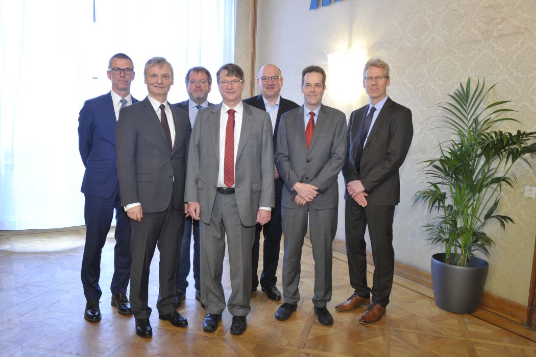 v.l.n.r.: Rolf Wissing (RHH), Peter Pollak, Andreas Preslmayr (Stadtrechnungshof Wien), Stefan Schulz, Friedhelm Imkampe, Christian Frisch, Lars Hellberg (RHH) © PID/Schaub-Walzer