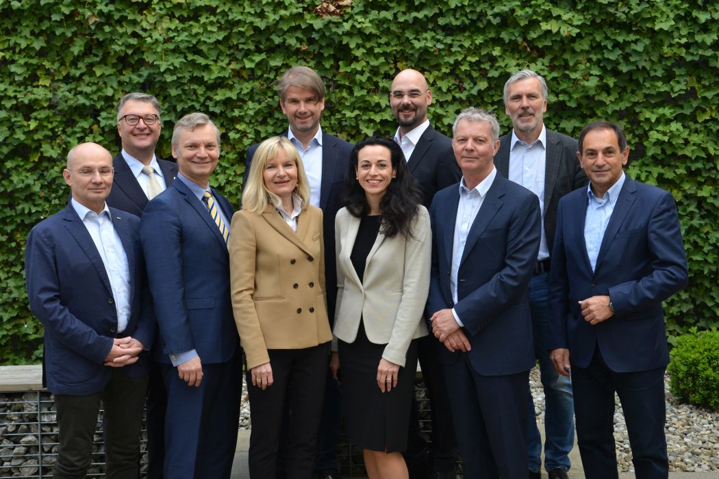 v. l. n. r.: Dr. Friedrich Pammer (Oberösterreich), Mag. Ludwig F. Hillinger (Salzburg), Dr. Peter Pollak (Stadtrechnungshof Wien), Dr. Brigitte Eggler-Bargehr (Vorarlberg), MMag. Günter Bauer (Kärnten), Mag. Karin Jenny-Url (stv. Direktorin LRH Vorarlberg), Mag. Andreas Mihalits (Burgenland), DI Reinhard Krismer (Tirol), Mag. Heinz Drobesch (Steiermark), Mag. Manfred Rohrböck (stv. Direktor LRH Niederösterreich) © LRH Vorarlberg