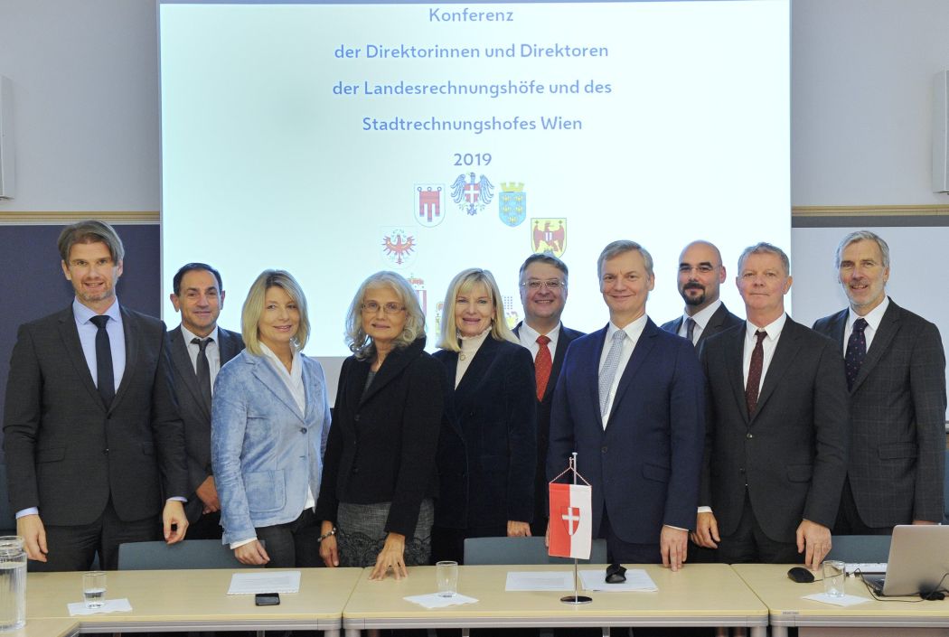 v. l. n. r.: MMag. Günter Bauer (Kärnten), Mag. Manfred Rohrböck (stv. Direktor LRH Niederösterreich), Mag.a Elke Anast (stv. Direktorin LRH Oberösterreich), Dr.in Edith Goldeband (Niederösterreich), Dr.in Brigitte Eggler-Bargehr (Vorarlberg), Mag. Ludwig F. Hillinger (Salzburg), Dr. Peter Pollak (Stadtrechnungshof Wien), Mag. Andreas Mihalits (Burgenland), DI Reinhard Krismer (Tirol), Mag. Heinz Drobesch (Steiermark) © Walter Schaub-Walzer/PID