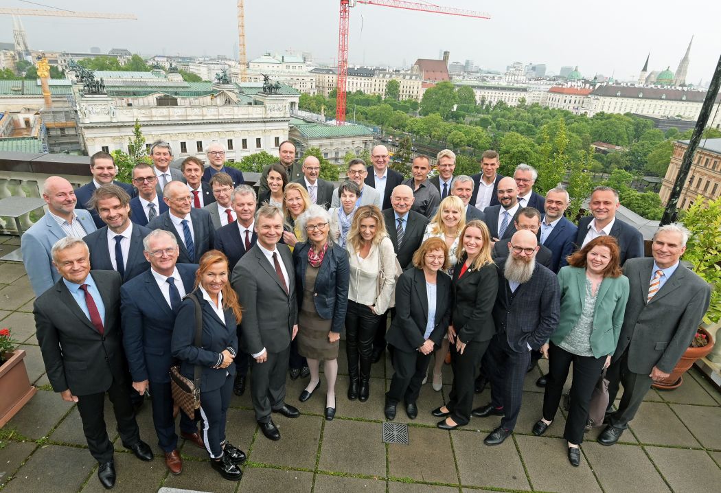 TeilnehmerInnen des „3. Netzwerk Kontrolle” im Wiener Rathaus; vorne 1. Reihe Mitte: Direktor Peter Pollak (© Christian Jobst/PID)