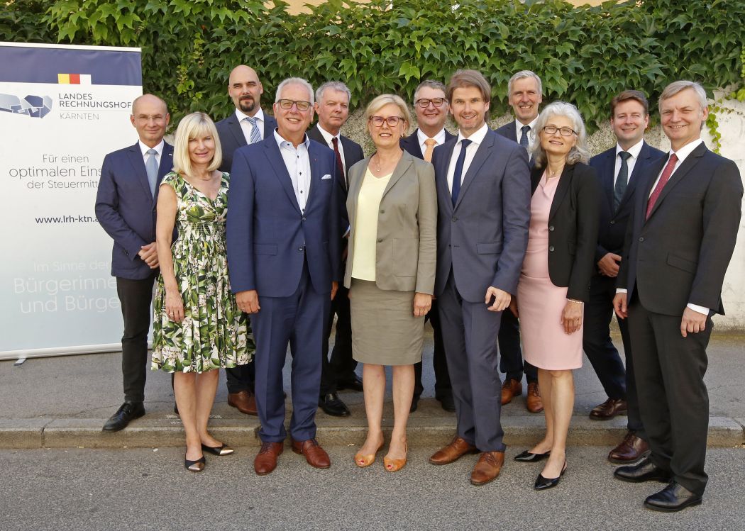 v. l. n. r.: Dr. Friedrich Pammer (Oberösterreich), Dr.in Brigitte Eggler-Bargehr (Vorarlberg), Mag. Andreas Mihalits (Burgenland), Landtagspräsident Ing. Reinhart Rohr, DI Reinhard Krismer (Tirol), Dr.in Margit Kraker (Rechnungshof), Mag. Ludwig F. Hillinger (Salzburg), MMag. Günter Bauer (Kärnten), Mag. Heinz Drobesch (Steiermark), Dr.in Edith Goldeband (Niederösterreich), Dr. Christian Grüner (Rechnungshof), Dr. Peter Pollak (Stadtrechnungshof Wien) © LPD Kärnten/Gert Eggenberg