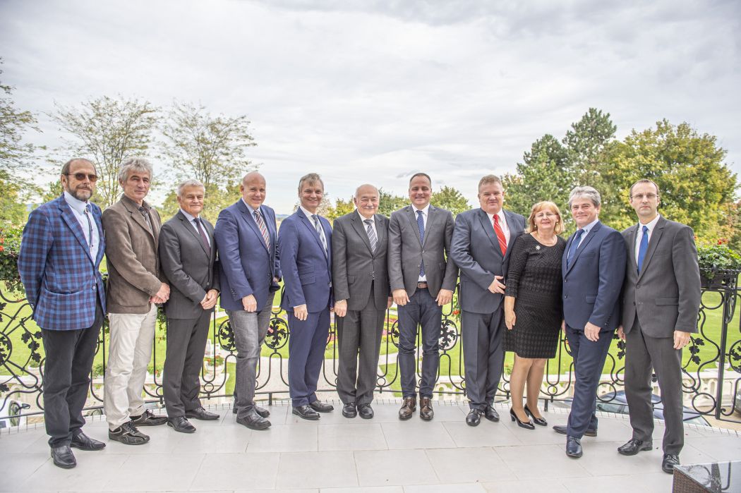 Mitte v.l.n.r.: Rainer Wendel, Peter Pollak (Stadtrechnungshof Wien), Štefan Marušák, Juraj Droba mit den HauptkontrolleurInnen der Landkreise der Slowakischen Republik (© Monika Kovácová/BSK)