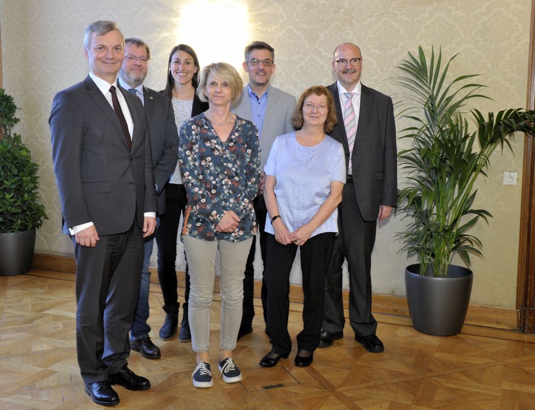 „Wiener Symposium 2019“ - v. l. n. r.: Peter Pollak, Andreas Preslmayr, Jasmine Handler, Claudia Holzer, Roland Zunke, Ursula Bartos Castelo, Hans-Dieter Wieden © PID/Schaub-Walzer