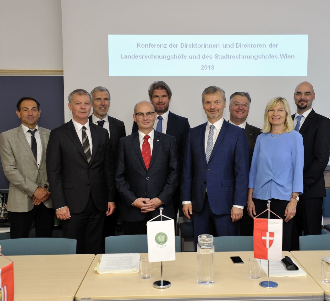 v. l. n. r.: Mag. Manfred Rohrböck (stv. Direktor des LRH Niederösterreich), DI Reinhard Krismer (Tirol), Mag. Heinz Drobesch (Steiermark), Dr. Friedrich Pammer (Oberösterreich), MMag. Günter Bauer (Kärnten), Dr. Peter Pollak (Stadtrechnungshof Wien), Mag. Ludwig F. Hillinger (Salzburg), Dr. Brigitte Eggler-Bargehr (Vorarlberg), Mag. Andreas Mihalits (Burgenland) © Walter Schaub-Walzer/PID