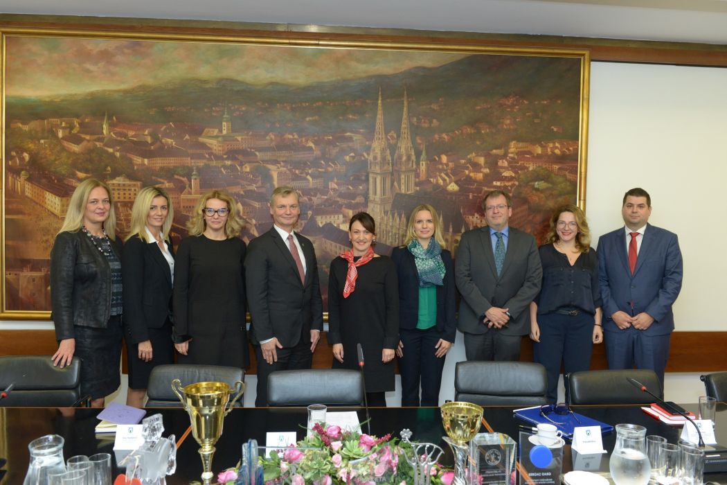 v. l. n. r.: Indira Čizmić, Klaudija Matuč, Ana Matijević (beide Kontrollamt Zagreb), Peter Pollak (StRH Wien), Jelena Pavičić Vukičević (Vizebürgermeisterin), Martina Fischer, Andreas Preslmayr (beide StRH Wien) Renata Arar, Domagoj Mičić (© Dražen Komar/Stadt Zagreb)