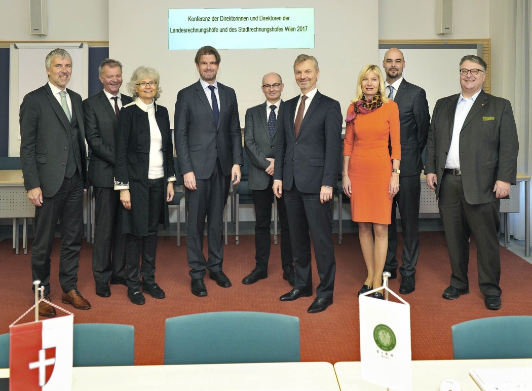 v. l. n. r.: Mag. Heinz Drobesch (Steiermark), DI Reinhard Krismer (Tirol), Dr. Edith Goldeband (Niederösterreich), MMag. Günter Bauer (Kärnten), Dr. Friedrich Pammer (Oberösterreich), Dr. Peter Pollak (Stadtrechnungshof Wien), Dr. Brigitte Eggler-Bargehr (Vorarlberg), Mag. Andreas Mihalits (Burgenland), Mag. Ludwig F. Hillinger (Salzburg) © Walter Schaub-Walzer/PID