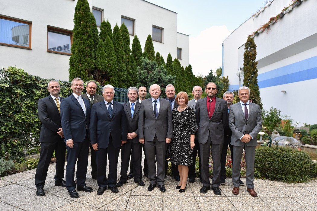 v.l.n.r.: Franz Berger (LRH Niederösterreich), Peter Pollak (Stadtrechnungshof Wien), Peter Šinaly (Oberkontrolleur der Stadt Bratislava); Mitte stehend: Štefan Marušák (Hauptkontrolleur der Region Bratislava) mit den HauptkontrolleurInnen der Landkreise der Slowakischen Republik © Monika Kovácová/BSK