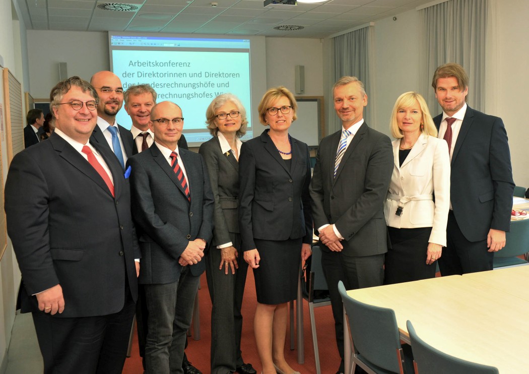 v.l.n.r.: Ludwig F. Hillinger (Salzburg), Andreas Mihalits (Burgenland), Reinhard Krismer (Tirol), Friedrich Pammer (Oberösterreich), Edith Goldeband (Niederösterreich), Margit Kraker (Steiermark), Peter Pollak (Stadtrechnungshof Wien), Brigitte Eggler-Bargehr (Vorarlberg), Günter Bauer (Kärnten) © Walter Schaub-Walzer/PID